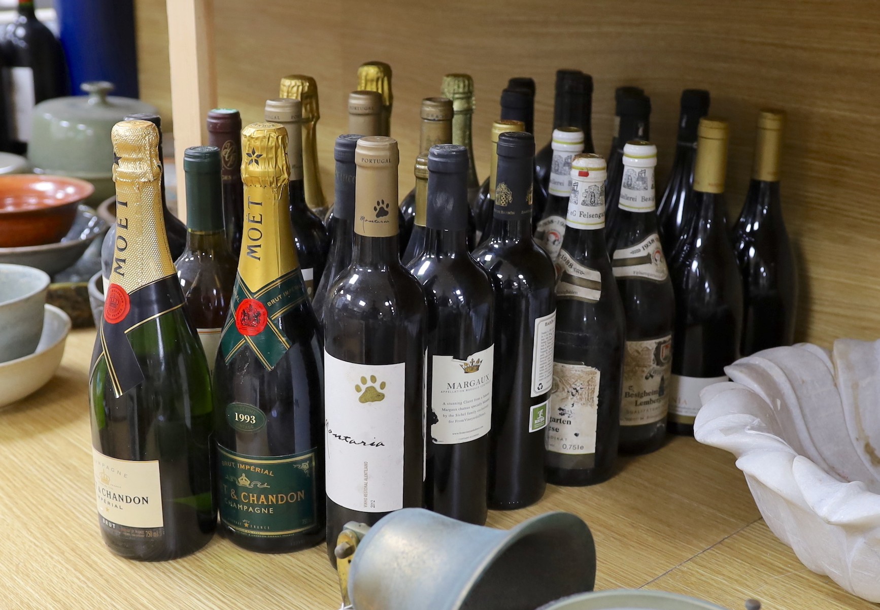 Twenty-nine bottles of various red and white wine, champagne, and sparkling wine, to include two bottles of Moët & Chandon